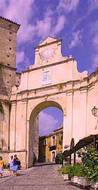 The sun dial arch at Gerace